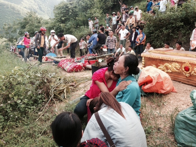 Tang thương đưa 4 thi thể vụ thảm án ra bìa rừng