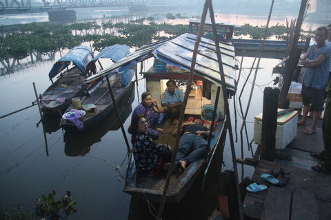 Cứu sống một thanh niên nhảy cầu tự tử