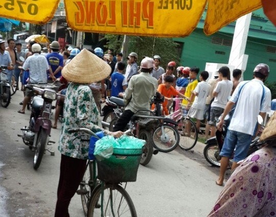 Va chạm trên đường, vung dao cắt cổ người khác