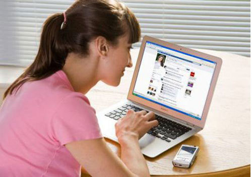 Bị chồng bỏ vì… tung ảnh nhạy cảm lên facebook