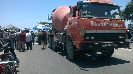 Hàng trăm người bao vây xe bồn cán chết bé gái 9 tuổi