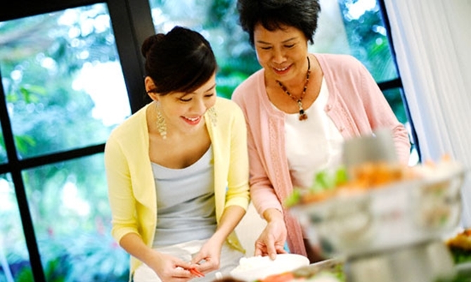 'Ngạt thở' vì mẹ chồng quá… yêu con dâu!