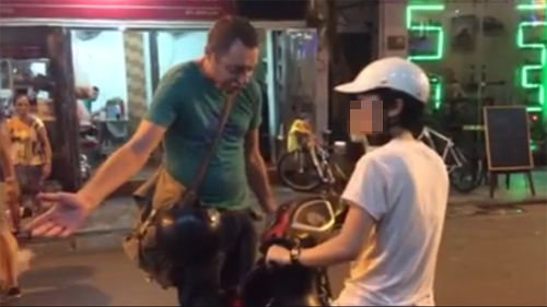 Người nước ngoài chặn xe bắt cô gái dắt xe máy ở phố đi bộ