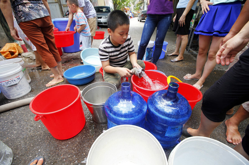 Chen chân “cầu viện” nước sinh hoạt sau sự cố vỡ đường ống