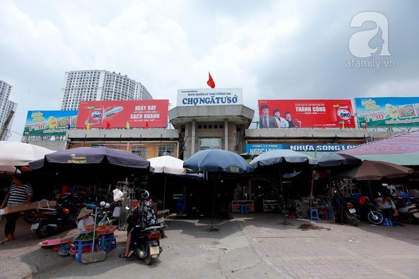 Bí kíp giắt túi ai cũng phải biết khi đi 'chợ chửi' ở Hà Nội