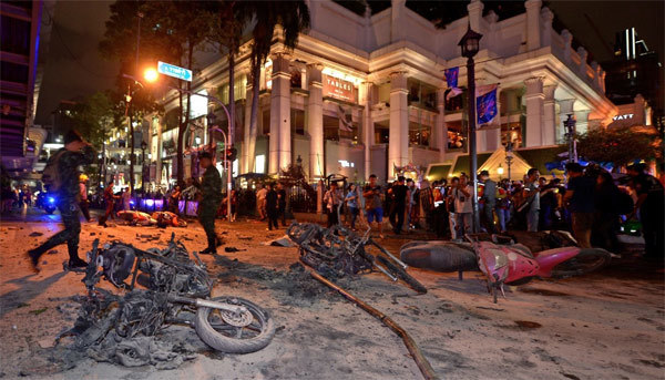 Clip giây phút bom nổ gây hoảng loạn tại Bangkok