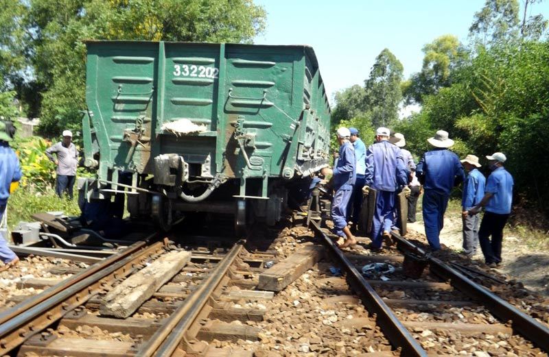 Tàu trật bánh, đường sắt tê liệt nhiều giờ