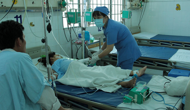 Gây áp lực cứu con, mẹ đâm đầu vào tường