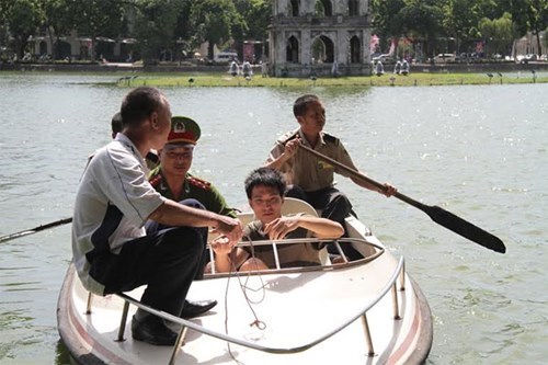 Nam thanh niên bơi ra Tháp Rùa để... tránh nóng