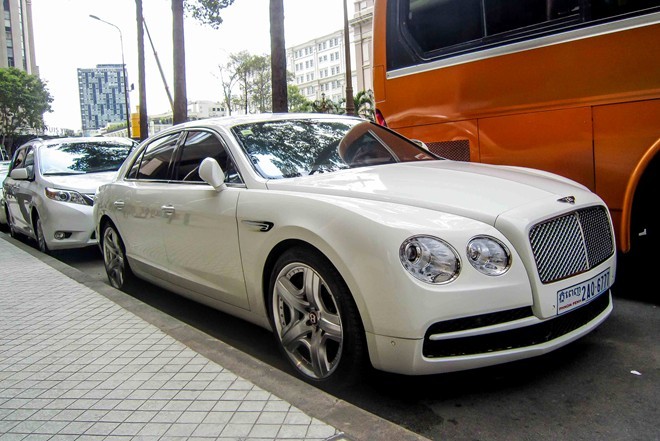 Bentley siêu sang của đại gia Campuchia dạo phố Sài Gòn