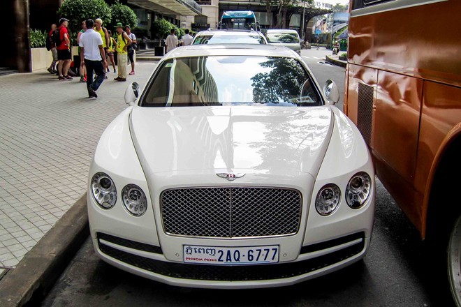 Bentley siêu sang của đại gia Campuchia dạo phố Sài Gòn
