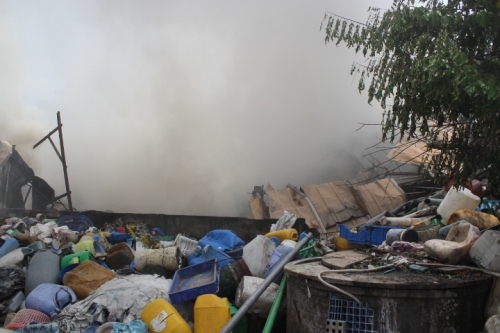 Cháy vựa ve chai 1000m2, hàng chục người tháo chạy