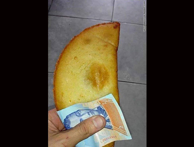 Dân Venezuela dùng tiền thay giấy ăn