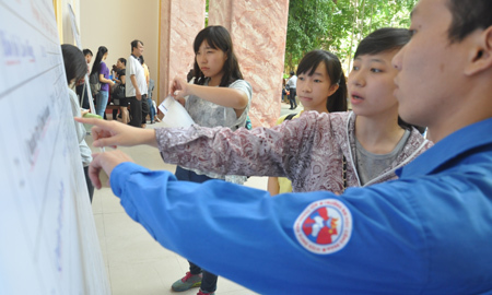 Ngày cuối xét tuyển: Phụ huynh 'thi gan' đến phút chót