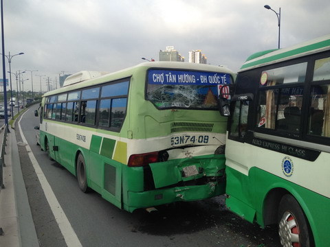 Cả trăm khách hoảng loạn sau vụ đâm xe liên hoàn trên xa lộ