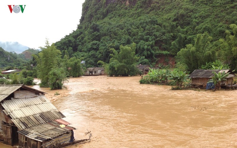 Lũ về nhanh, Sơn La ngập sâu trong nước, giao thông ách tắc