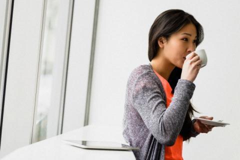 Con riêng của chồng bí mật cho mẹ ghẻ uống thuốc tránh thai