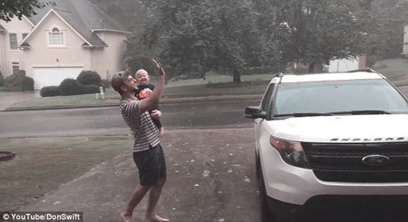 Bé thích thú khi được bố tắm mưa lần đầu