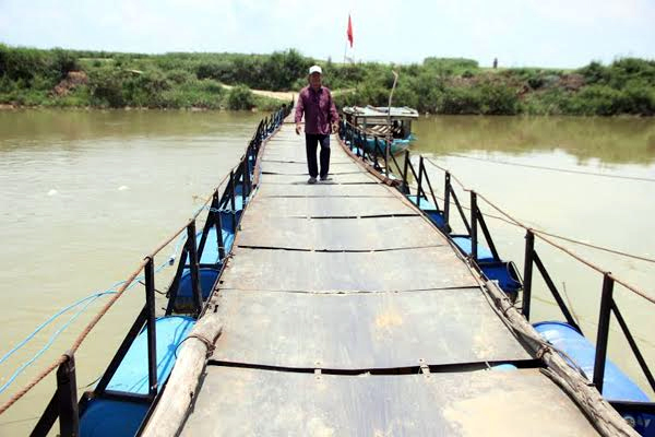 Tích cóp 25 năm, bỏ 300 triệu làm cầu phao vượt sông