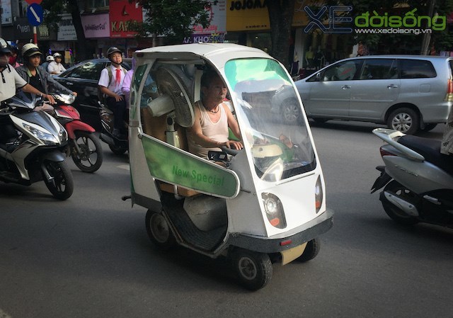 Ôtô điện kiểu dáng lạ lăn bánh trên đường phố Hà Nội