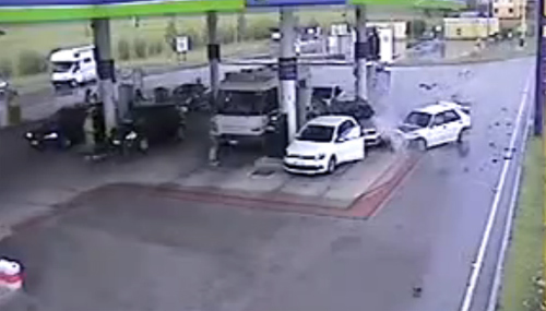 Đâm ô tô kinh hoàng ở cây xăng