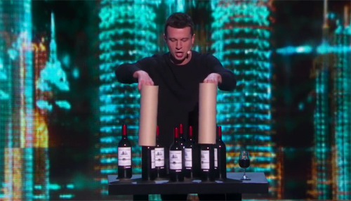 Chàng trai 'tạo ra' loạt chai rượu từ 2 ống giấy