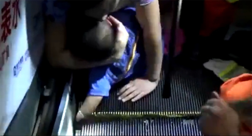 10 clip 'nóng': Giải cứu trẻ bị kẹt vào thang cuốn