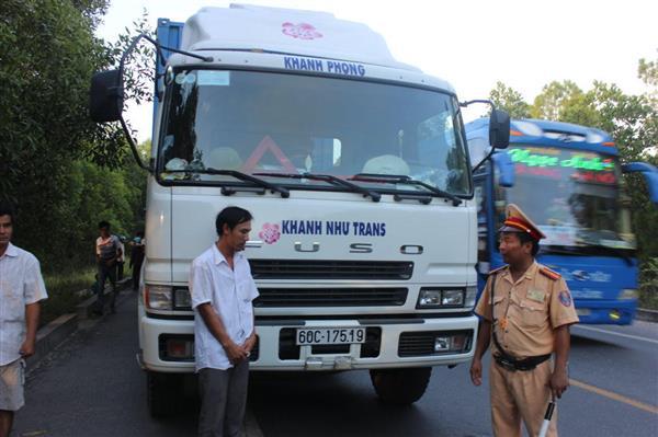Xe đầu kéo đâm xe máy, hai người thương vong
