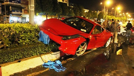 Siêu xe Ferrari 15 tỷ đồng 'nát đầu' vì gặp nạn ở Sài Gòn