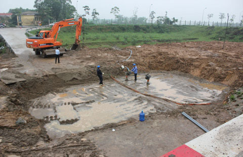 Dân khốn khổ vì thiếu nước, Hà Nội ‘khẩn cấp’ làm đường ống