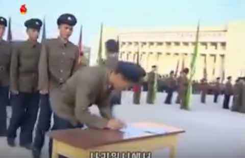 Video thanh niên Triều Tiên ùn ùn đi đăng ký nhập ngũ