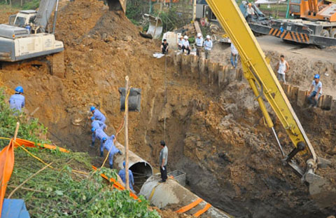 Toàn cảnh vỡ đường ống nước sông Đà