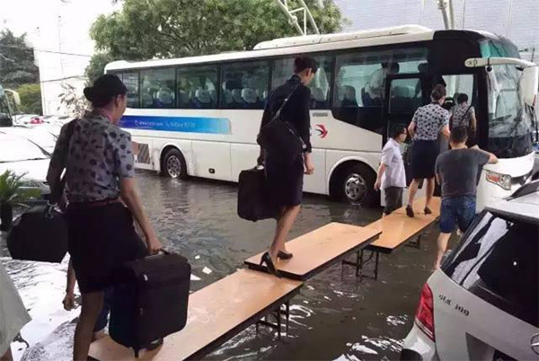Sân bay Thượng Hải ngập lụt, hành khách lội nước bì bõm