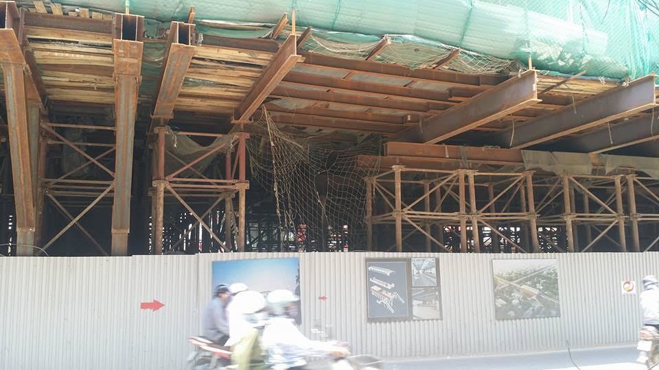 Thanh sắt công trình đường sắt trên cao rơi trúng ô tô