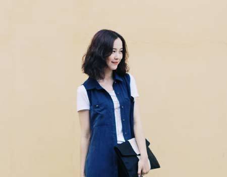 Quý cô châu Á kết hợp quần jeans hút mắt cho street style giao mùa