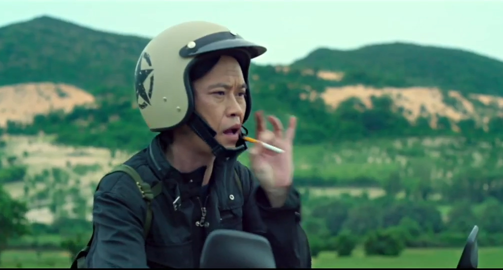 Hoài Linh đi xe sang, phóng motor tốc độ trong phim mới