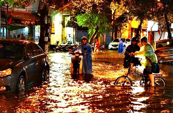 Hà Nội mưa to, nhiều tuyến phố bị ngập