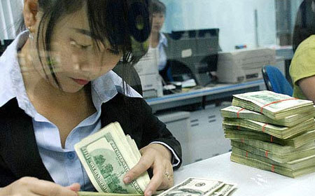 Vàng mất giá 700 ngàn, USD tăng giá toàn cầu