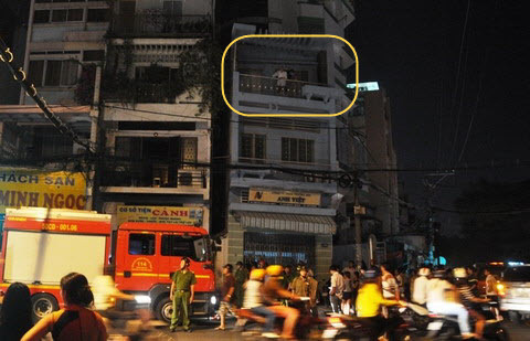 Hoả hoạn, 2 cụ già đứng trên ban công kêu cứu