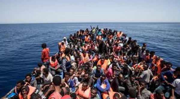 Hai thuyền chở 500 người chìm ngoài khơi Libya