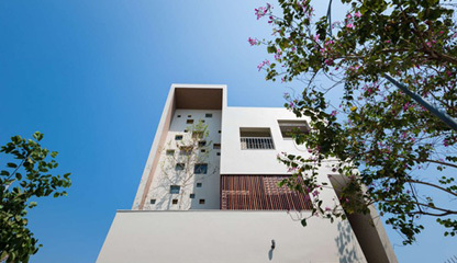 Ngôi nhà Việt khiến báo Tây ấn tượng mạnh bởi những mảng tường kính sắc màu