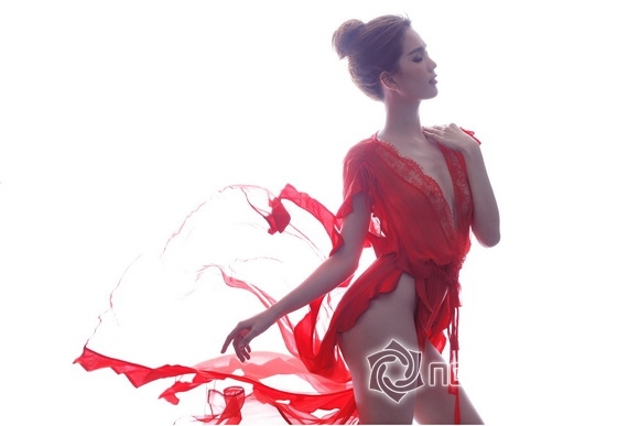 6 bức ảnh bán nude đẹp 'khó cưỡng' của Ngọc Trinh