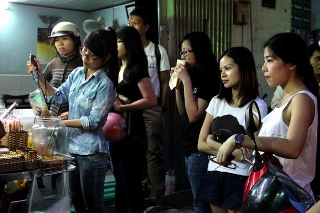 Quán chảnh phải xếp hàng cấm giục giã hiếm có ở Sài Gòn
