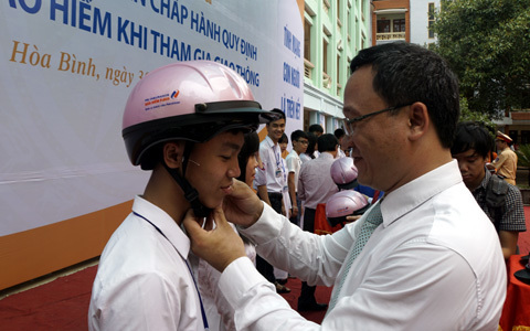 Gần 1.400 mũ bảo hiểm cho học sinh tỉnh Hòa Bình