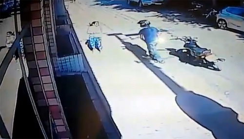 Tên cướp trắng trợn lấy đồ người phụ nữ trên phố