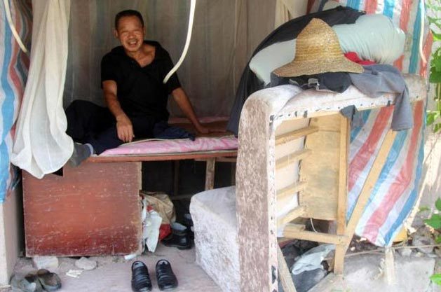 Ngủ gầm cầu, gom tiền mua nhẫn kim cương cho vợ