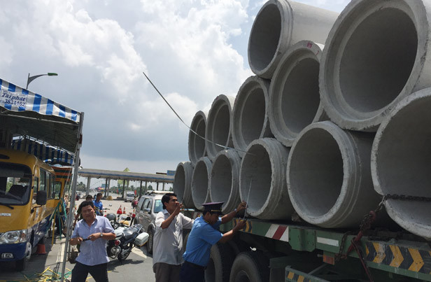 CSGT phạt xe chở ống cống