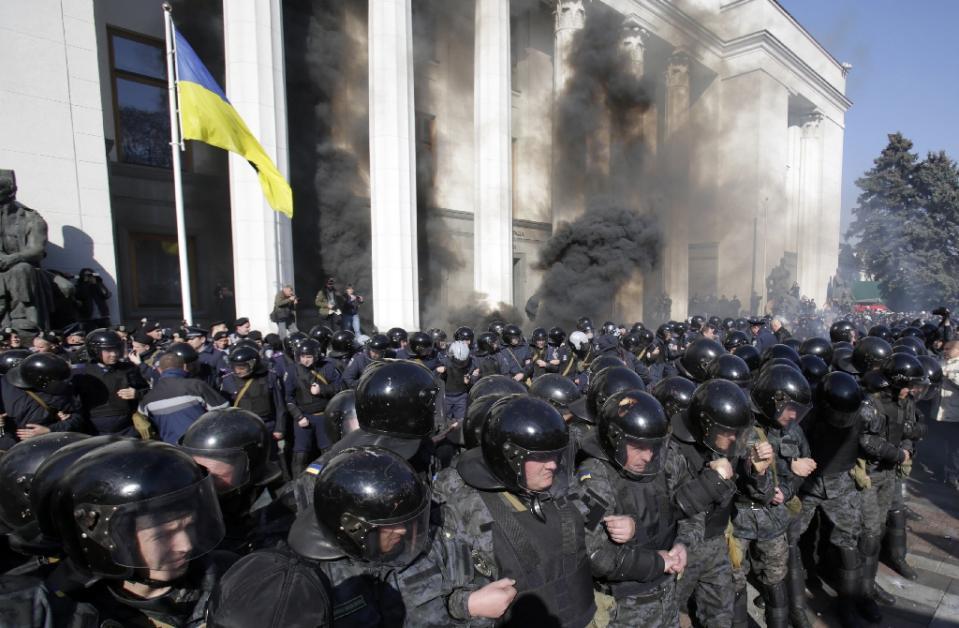 Hỗn loạn bùng phát ở thủ đô của Ukraina