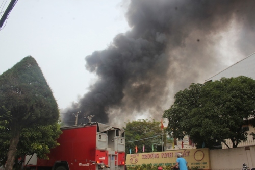 Hơn trăm cảnh sát chữa đám cháy lớn trong KCN