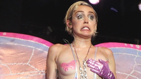 Trang phục quái đản của Miley Cyrus